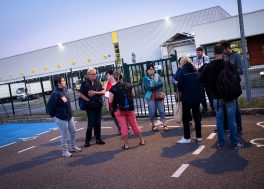 les-distributeurs-de-courrier-se-rassemblent-pour-la-greve-devant-la-pic-plateforme-industrielle-du-courrier-du-centre-de-la-poste-2