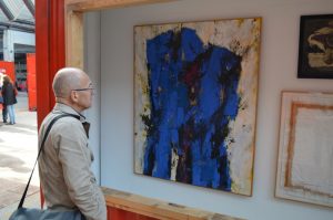 Un visiteur admire La Prison bleue de l'artiste stéphanais Gérard Gosselin.
