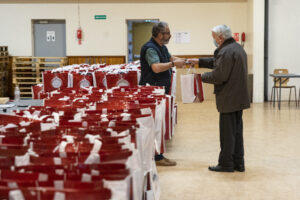 Distribution des colis de Noel à la salle festive aux seniors.