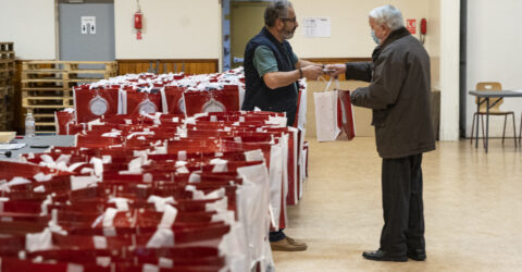 Distribution des colis de Noel à la salle festive aux seniors.