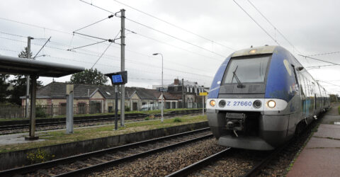 Train arrivant en gare de Saint-Etienne-du-Rouvray