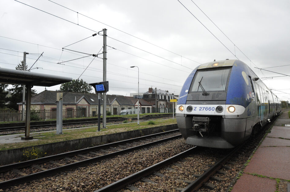 Train arrivant en gare de Saint-Etienne-du-Rouvray