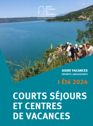 Couverture du guide vacances enfants et adolescents été 2024 - photo représentant un groupe d'ados en randonnée dans un sentier en bord de mer.