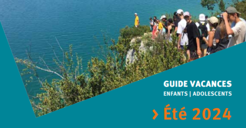 Couverture du guide vacances enfants et adolescents été 2024 - photo représentant un groupe d'ados en randonnée dans un sentier en bord de mer.