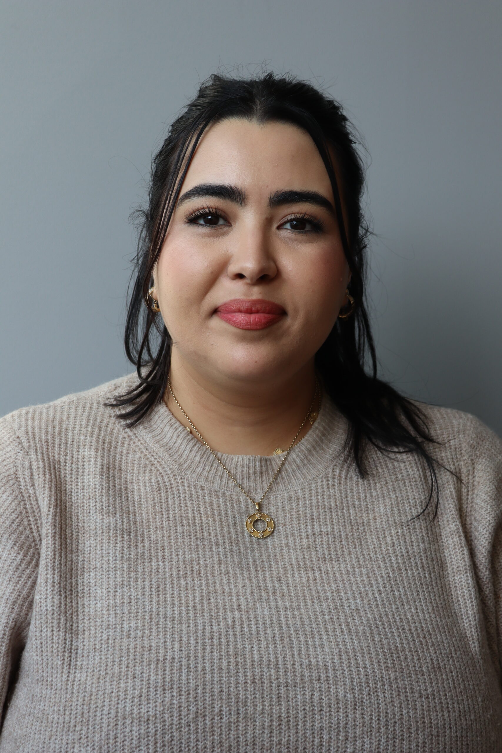 Yasmina Aaziz, agente recenseur à Saint-Étienne-du-Rouvray pour la campagne 2026.